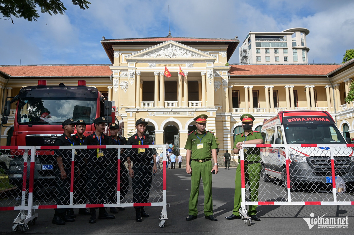 2 cuu Cuc truong Dang kiem toc bac trang trong buoi xu 'dai an'-Hinh-8