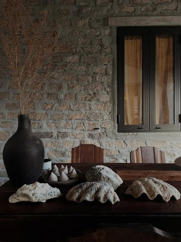 Đồ decor chủ yếu là "cây nhà lá vườn" như vỏ sò hay cành cây khô,...