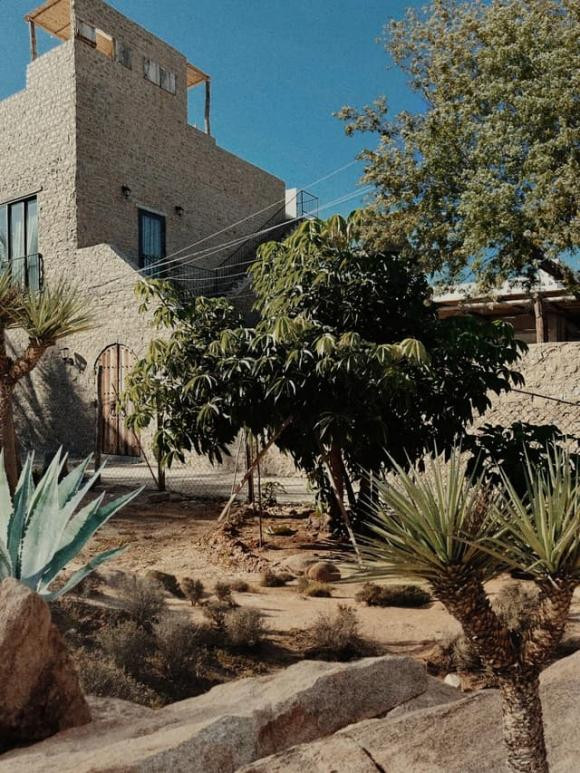 Lâm Minh bắt đầu hẹn hò với stylist Decao từ năm 2020. Decao - Lâm Minh có con chung tên Vĩnh Hy. Cặp đôi từng gây ấn tượng với căn nhà hướng biển cực chất.