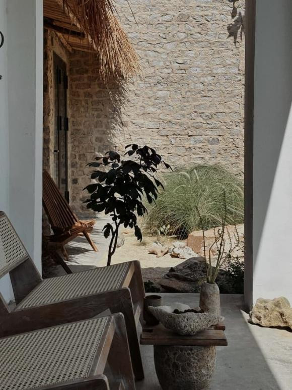 Không gian trong nhà được thiết kế theo phong cách mở, tận dụng tối đa sự gần gũi với thiên nhiên.