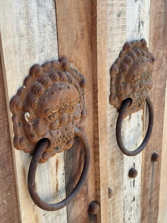 Do đó, nguyên vật liệu đa phần đều từ thiên nhiên như đất, đá, cát và gỗ.