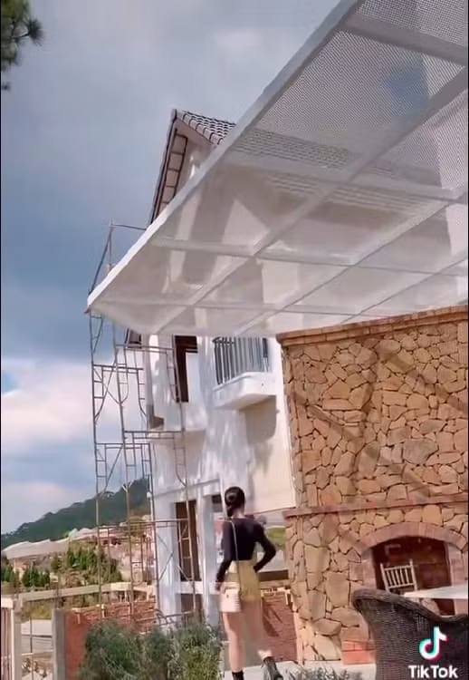 Dù vẫn đang trong quá trình hoàn thiện song khán giả có thể thấy căn nhà sở hữu không gian rộng rãi và nội thất tiện nghi.