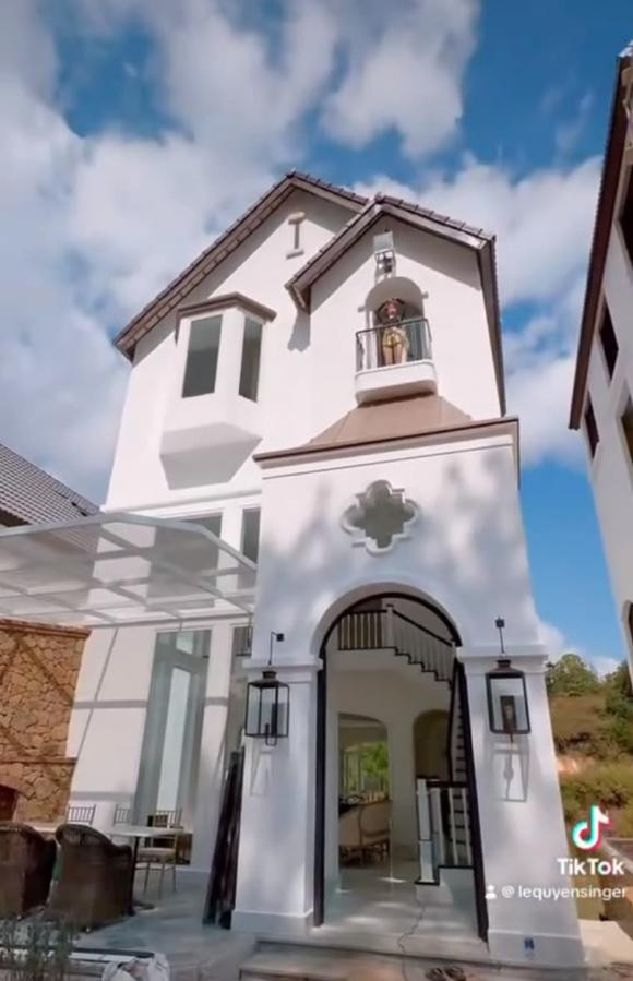 Cơ ngơi xịn xò của Lệ Quyên ở Đà Lạt khiến dân tình trầm trồ. Nguồn ảnh: Chụp màn hình FBNV