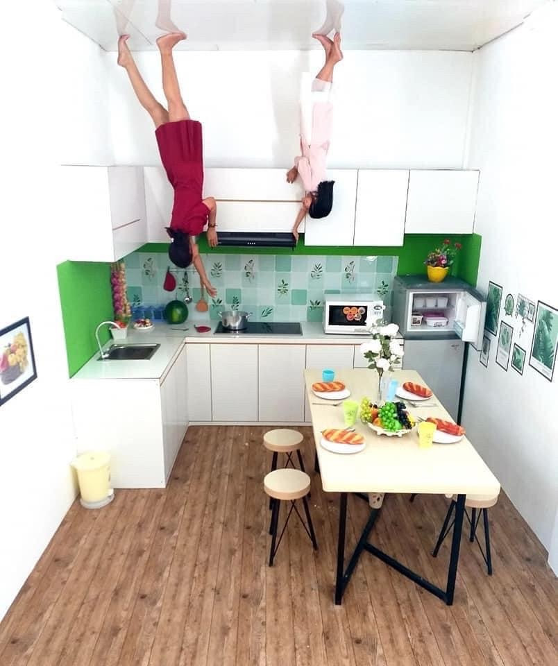 Bên trong nhà bao gồm phòng khách, phòng ngủ, nhà bếp, quán nước và quầy mua bán.