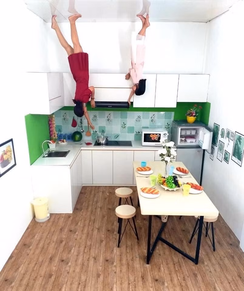 Bên trong nhà bao gồm phòng khách, phòng ngủ, nhà bếp, quán nước và quầy mua bán.