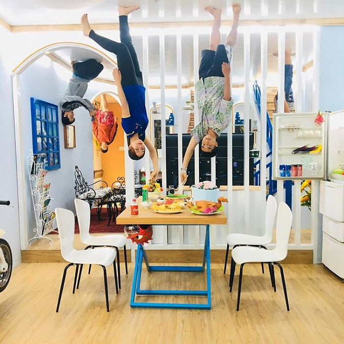 Phòng cà phê thiết kế sang chảnh với tông màu trắng và xanh dương chủ đạo.