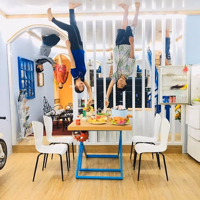 Phòng cà phê thiết kế sang chảnh với tông màu trắng và xanh dương chủ đạo.