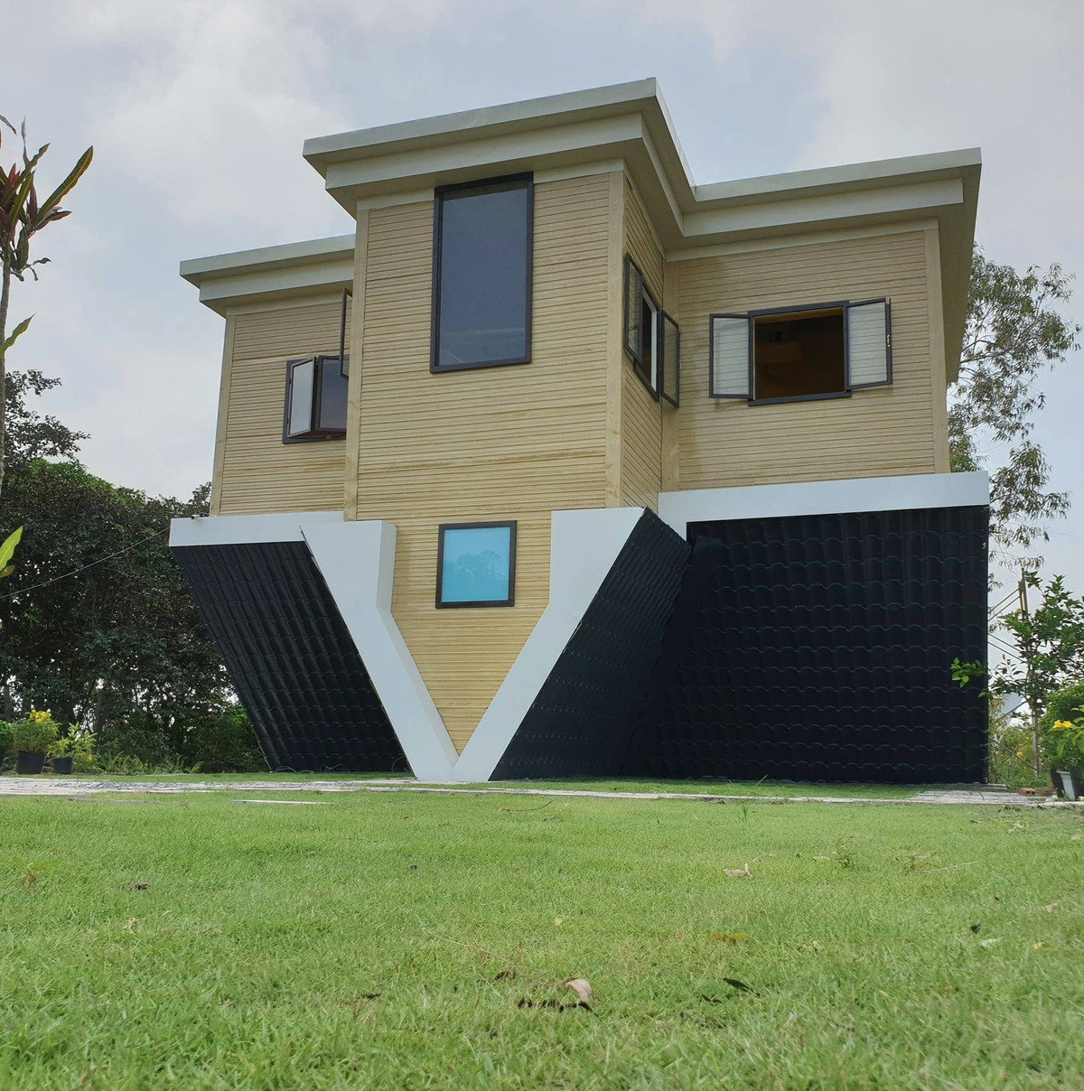 Với kiến trúc úp ngược độc nhất vô nhị, ngôi nhà thu hút cả ngàn du khách tham quan và chụp ảnh mỗi ngày.