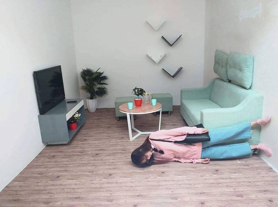 Để đảm bảo độ an toàn cho du khách, các vật dụng trong căn nhà đều được thiết kế với chất liệu nhẹ.