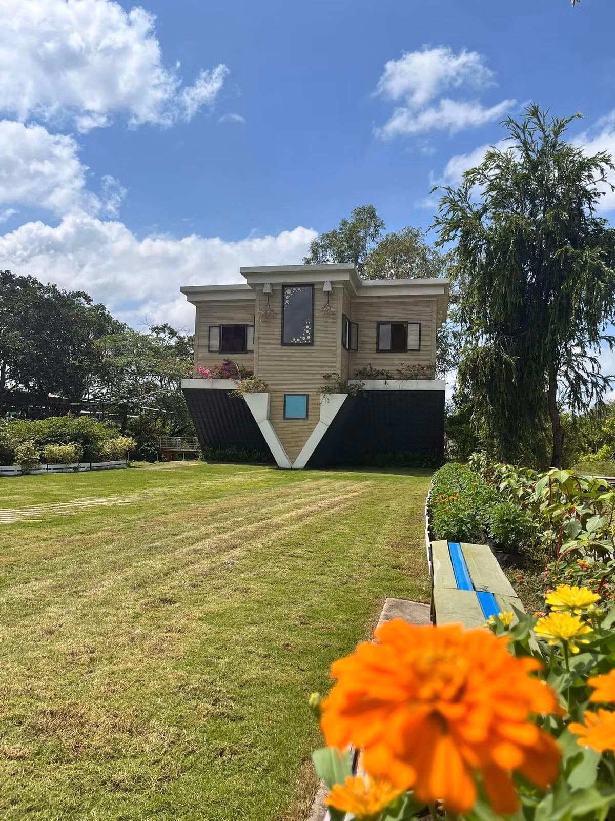 Ngôi nhà có diện tích khoảng 70m2, tỷ lệ giống hệt căn nhà cấp 4 thông thường. Điểm khác biệt duy nhất là hình dáng đảo ngược.