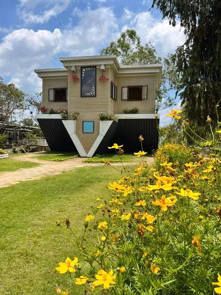 Tọa lạc tại ấp Khánh Hòa (xã Tân Khánh Đông, TP Sa Đéc, tỉnh Đồng Tháp), ngôi nhà lộn ngược xuống đất thuộc sở hữu của ông Trần Minh Đạo là địa điểm check – in gây “sốt rần rần” trong giới trẻ.