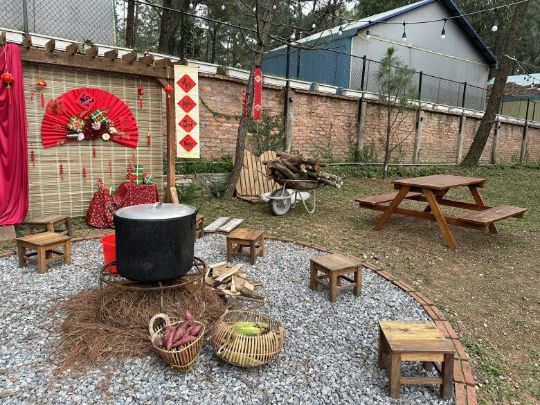 Nhà làm từ gạch, ốp gỗ và đá. Ảnh: FBNV