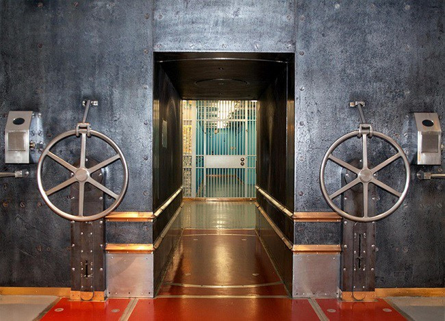 Kho vàng được bảo vệ bởi một hệ thống an ninh đa lớp toàn diện, nổi bật là trụ thép nặng 90 tấn bảo vệ lối vào duy nhất của kho vàng. Đây là cánh cửa thép xoay rất dày. Ảnh: BI