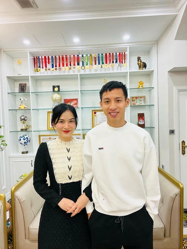 Đỗ Hùng Dũng là một trong những cầu thù tài năng của bóng đá Việt Nam. Hiện, Đỗ Hùng Dũng đang sống cùng vợ, con và bố mẹ trong căn biệt thự 5 tầng thuộc khu đô thị cao cấp của Hà Nội. Ảnh: FBNV