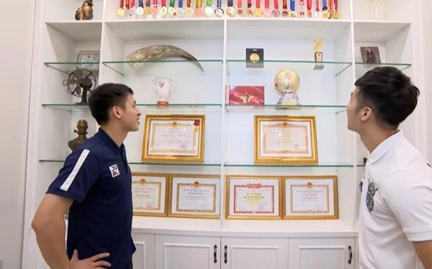 Một góc trong nhà được nam cầu thủ dành để trưng bày giải thưởng và bằng khen trong sự nghiệp bóng đá. Ảnh chụp màn hình