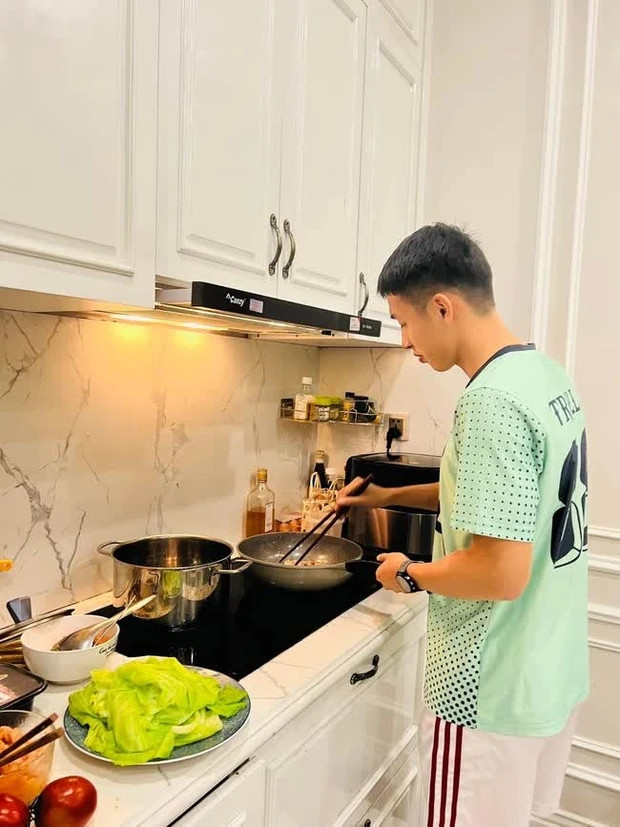 Phòng bếp cũng sử dụng tông trắng chủ đạo. Ảnh chụp màn hình