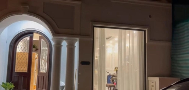 Biệt thự của Hùng Dũng thiết kế theo phong cách tân cổ điển, sử dụng trắng làm tông chủ đạo. Ảnh chụp màn hình