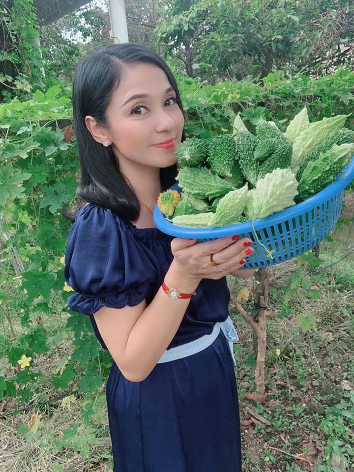 Bên cạnh đó "Người đẹp Tây Đô" còn tâm đắc với vườn rau sạch với nhiều loại như mồng tơi, mướp đắng...