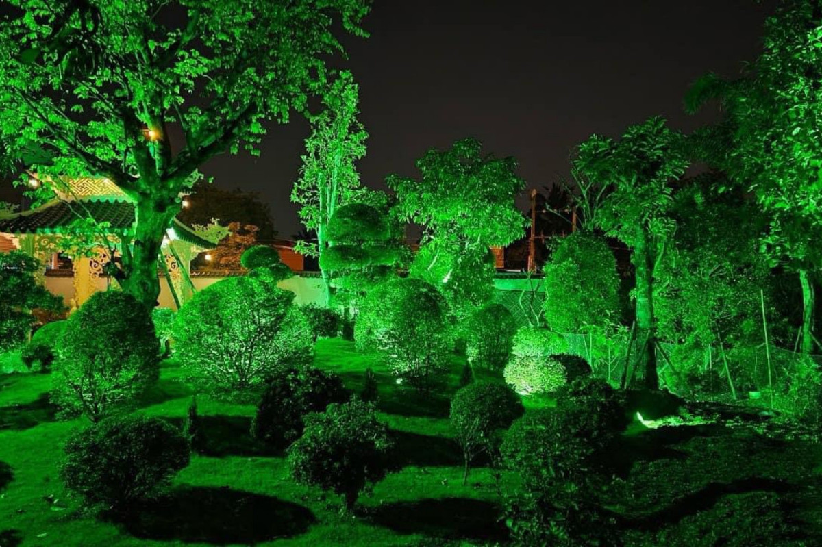 Người đẹp còn gắn đèn led tạo hiệu ứng đẹp mắt, biến nơi đây như chốn bồng lai tiên cảnh khi đêm xuống.