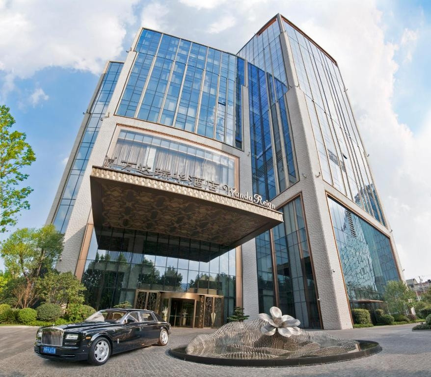 Tháng 6/2016, Vương Tư Thông công bố chi 3,4 tỷ nhân dân tệ (khoảng 11,5 nghìn tỉ đồng) để xây khách sạn Wanda Reign, khách sạn 7 sao đầu tiên ở Thượng Hải. Ảnh: Booking