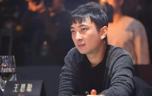 Sau khi xem màn livestream gợi cảm của hotgirl "siêu vòng một" Phan Xuân Xuân, thiếu gia Vương Tư Thông đã mua quà, tặng siêu xe và du thuyền cho cô nàng mỹ nữ. Ảnh: Sina