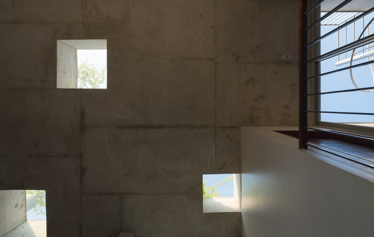 Căn nhà mang phong cách tối giản nên các bức tường bên ngoài không được sơn. Ảnh: Triệu Chiến