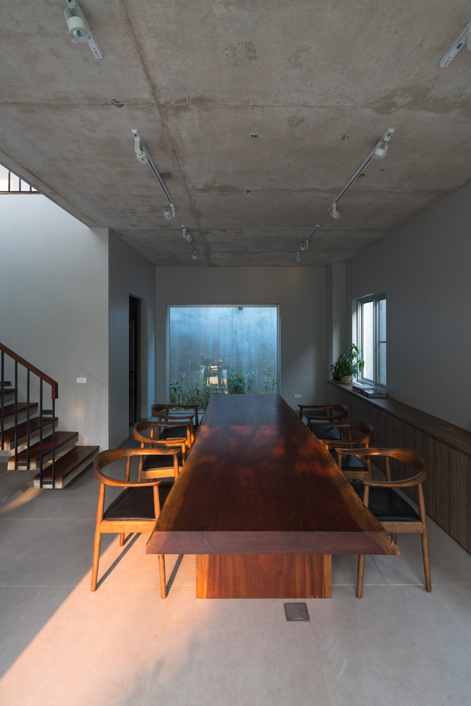 Vật liệu hoàn thiện nội thất bao gồm trần bê tông chưa hoàn thiện và đồ nội thất bằng gỗ. Ảnh: Triệu Chiến