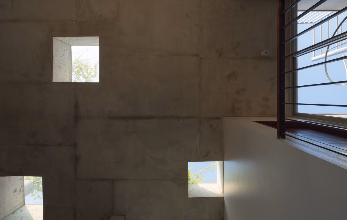 Căn nhà mang phong cách tối giản nên các bức tường bên ngoài không được sơn. Ảnh: Triệu Chiến