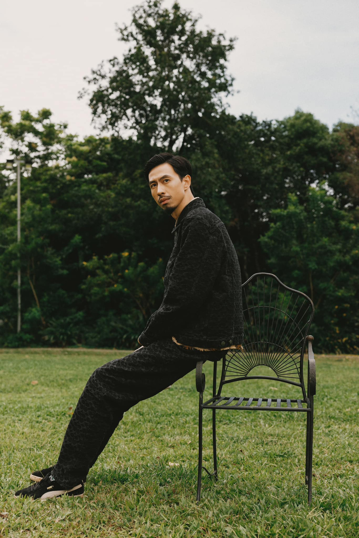 Trong khi đó, Đen Vâu là nghệ sĩ nhạc rap nhận được nhiều giải thưởng. Năm 2023, Đen Vâu còn là nhân vật showbiz được một ngân hàng thuộc top "big four" mời làm quảng cáo với hợp đồng lớn và thời hạn lâu dài. Thông tin này khiến khán giả tin rằng Đen Vâu là đại gia ngầm trong showbiz. Ảnh: FBNV