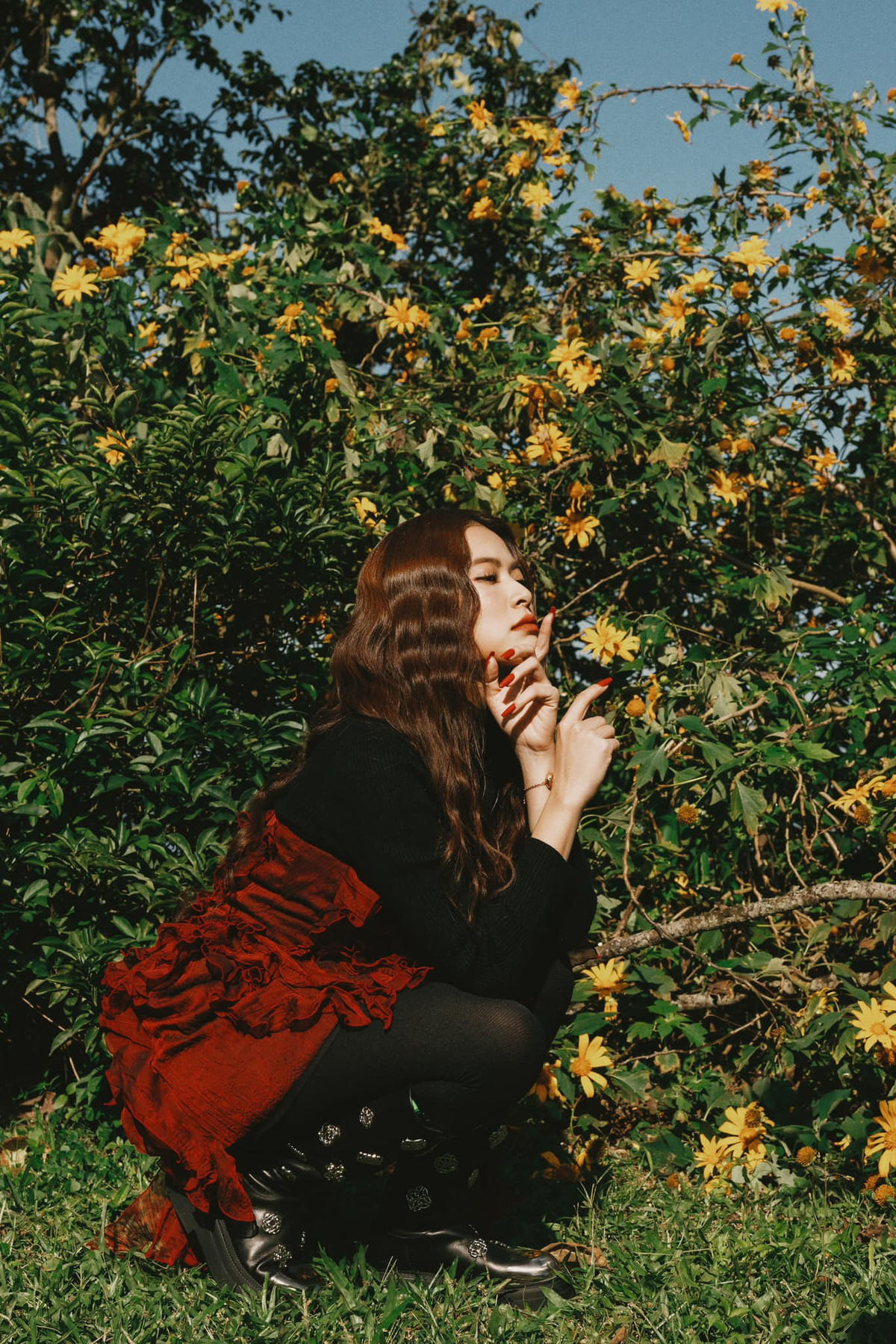 Năm 2019, Hoàng Thùy Linh gây bão mạng xã hội với dòng caption giọng nửa đùa nửa thật: "Giờ cháu đã có hơn 200 tỷ rồi ạ!". Ảnh: FBNV