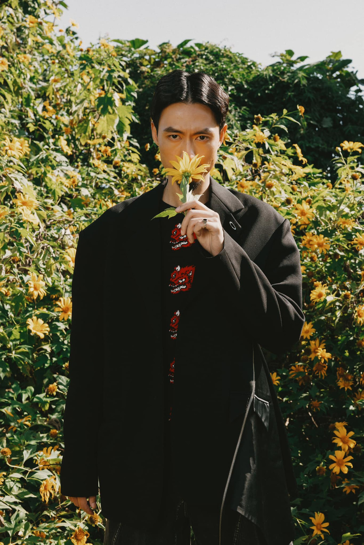 Hỏi về thu nhập “khủng” theo thống kê, Đen Vâu từng cho biết: “Đa phần tôi làm nhạc vì thích. Việc quan tâm doanh thu sẽ làm hạn chế sự sáng tạo của mình. Về những con số tôi thường nhờ các bạn có kiến thức hỗ trợ. Nếu tính view thì view Đen Vâu đâu bằng ai, sản phẩm ra ít hơn nhiều nên không thể nói thu nhập “khủng” được”. Ảnh: FBNV