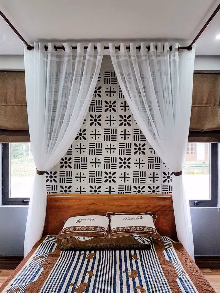 Phòng ngủ với tông màu nâu trắng và gạch trang trí tạo cảm giác ấm áp, nhẹ nhàng, lãng mạn. Ảnh: Archdaily