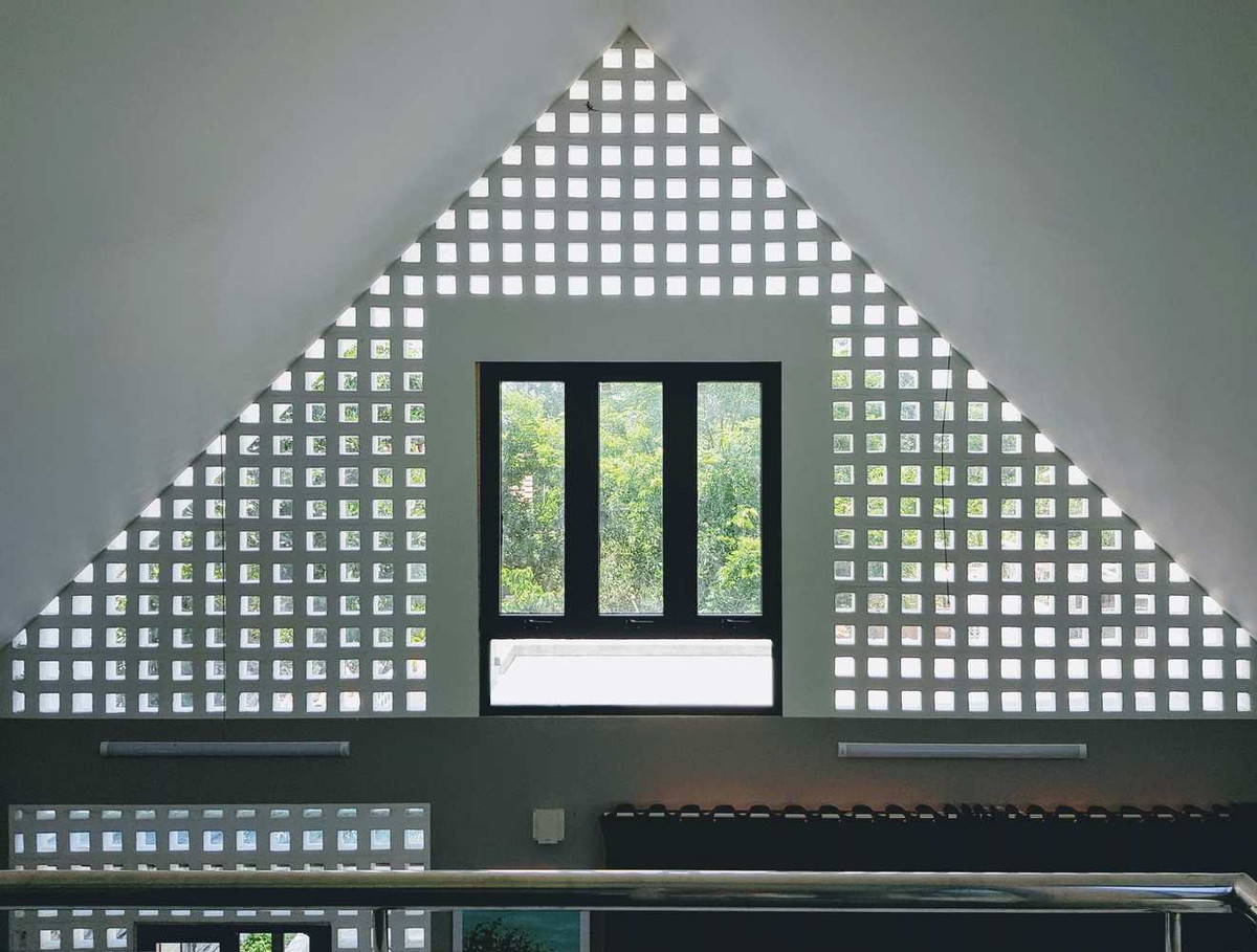 Nhờ các ô cửa sổ và gạch thông gió, ngôi nhà luôn thoáng mát và đón sáng. Ảnh: Archdaily