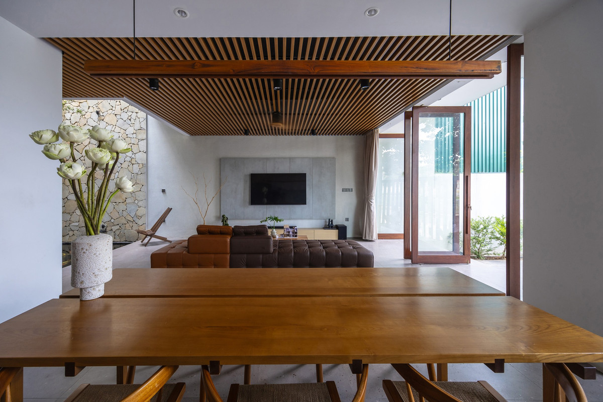 Nội thất trong công trình được thiết kế tối giản tạo ra một không gian tĩnh lặng, mang lại cảm giác bình yên. Ảnh: Triệu Chiến