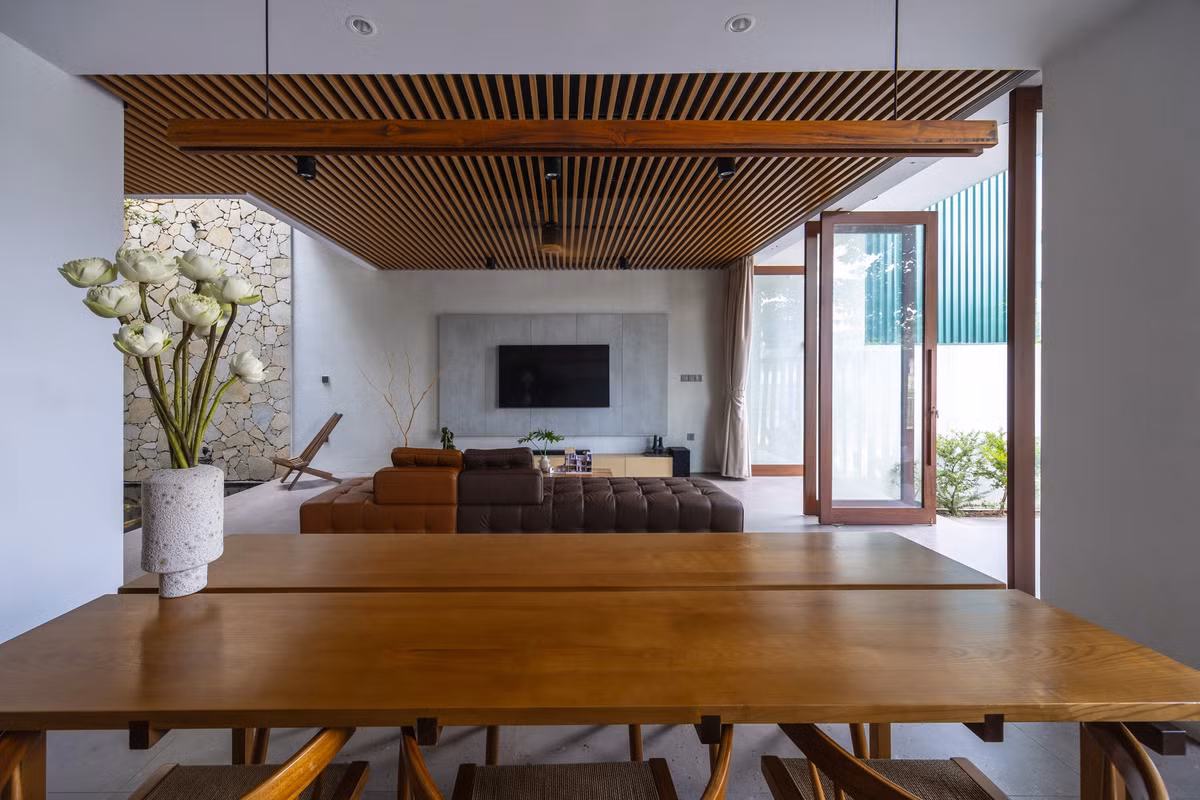 Nội thất trong công trình được thiết kế tối giản tạo ra một không gian tĩnh lặng, mang lại cảm giác bình yên. Ảnh: Triệu Chiến