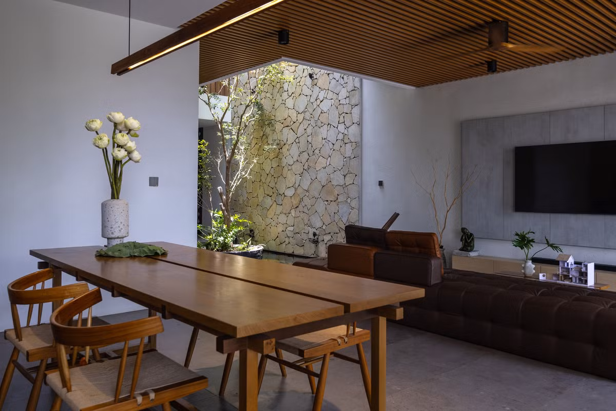 Phòng khách, bếp, bàn ăn được bố trí gợi mở tạo cảm giác thoáng đãng và liền mạch. Ảnh: Triệu Chiến