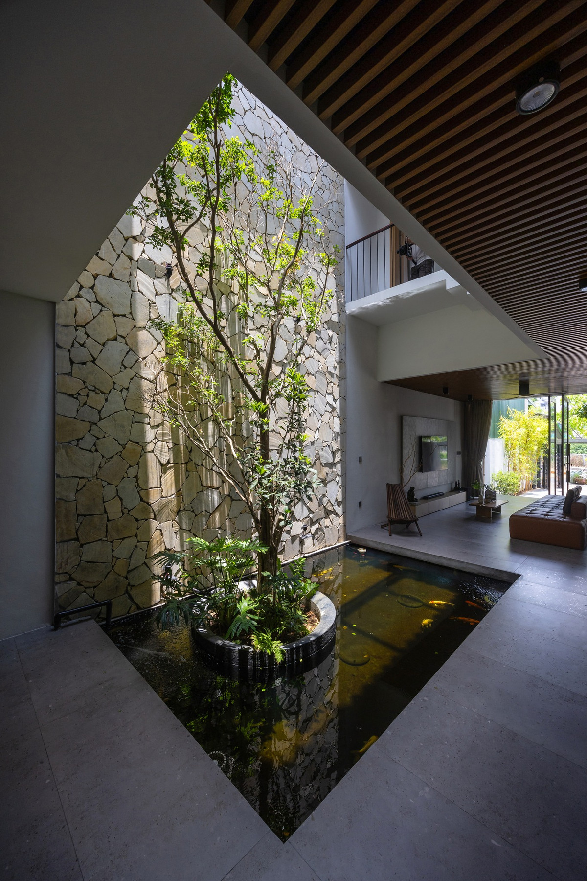 Những tia nắng xuyên qua giếng trời, ánh sáng dịu nhẹ và lấp lánh phản chiếu từ mặt hồ. Làn gió mát thổi qua mang theo mùi hương của những bông hoa nguyệt quế. Ảnh: Triệu Chiến