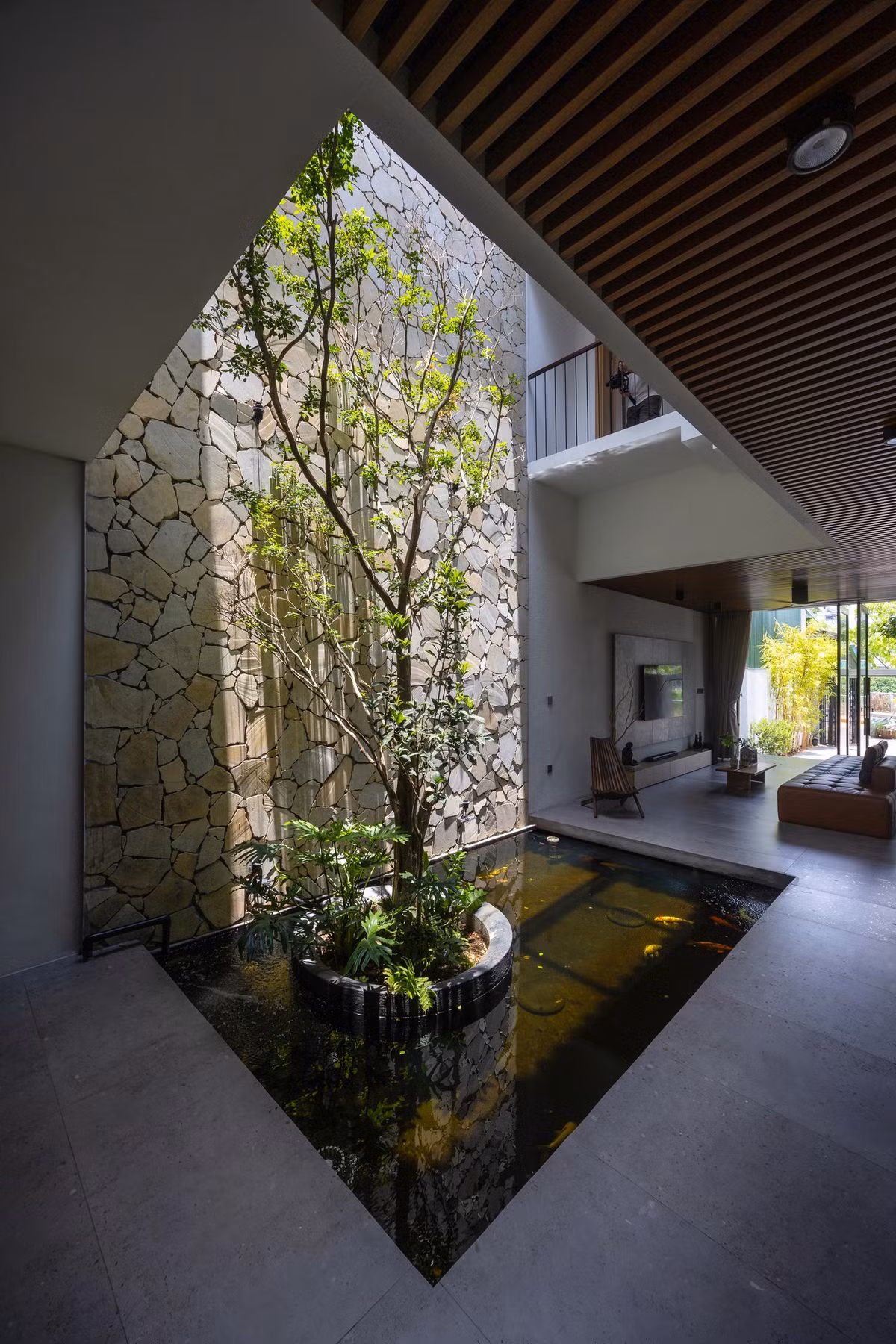 Những tia nắng xuyên qua giếng trời, ánh sáng dịu nhẹ và lấp lánh phản chiếu từ mặt hồ. Làn gió mát thổi qua mang theo mùi hương của những bông hoa nguyệt quế. Ảnh: Triệu Chiến