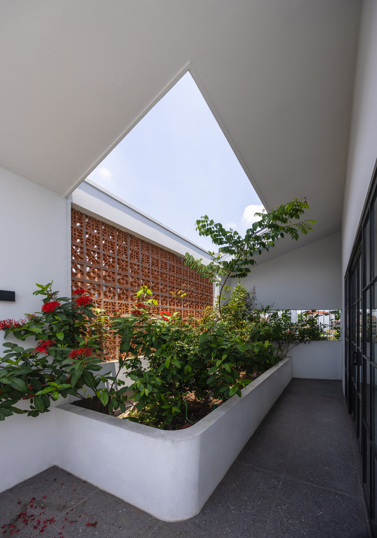 Khu vườn trên mái giúp điều hòa khí hậu đồng thời giảm nhiệt cho không gian tầng dưới. Ảnh: Triệu Chiến