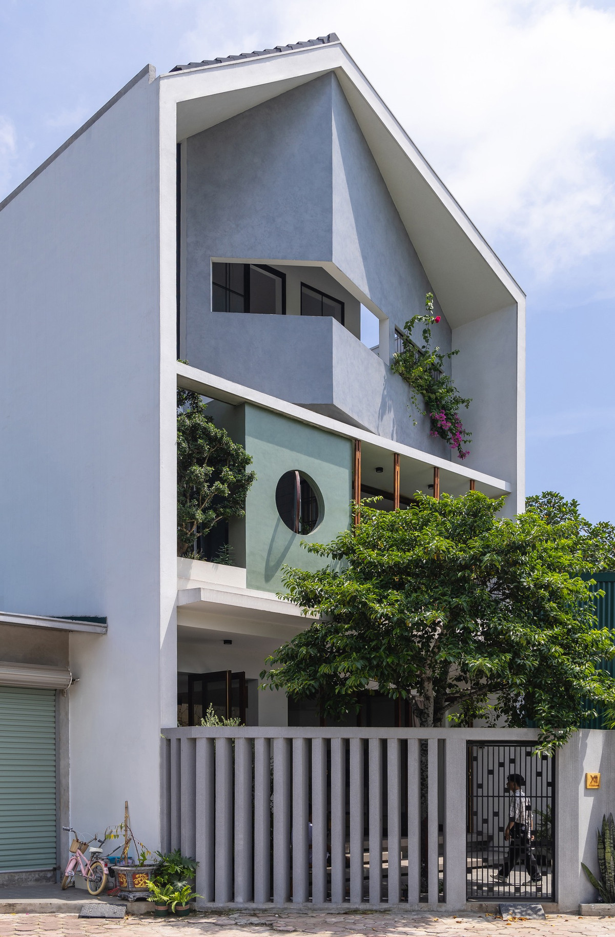 Do đó, căn nhà sử dụng khoảng lùi ở 2 sân trước - sau để gia tăng bề mặt tiếp xúc với môi trường tự nhiên và loại bỏ một phần góc vát từ khu đất. Ảnh: Triệu Chiến