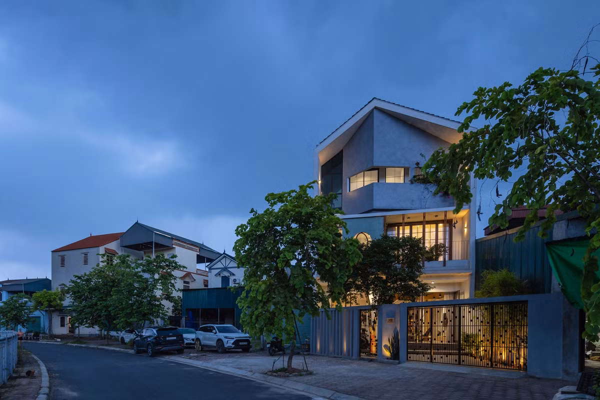 Nhằm tận dụng đặc điểm của gió hướng Nam và con sông phía trước, công trình mở tối đa các hệ cửa giúp tầm nhìn không bị cản trở. Ảnh: Triệu Chiến