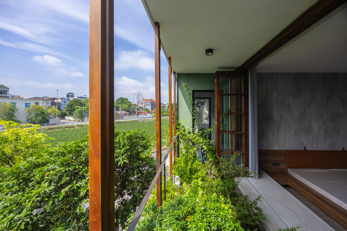 Phòng ngủ có tầm nhìn hướng thẳng ra vườn cây, sông Đuống, giúp gia chủ tận hưởng ánh sáng tự nhiên và gió trời. Ảnh: Triệu Chiến