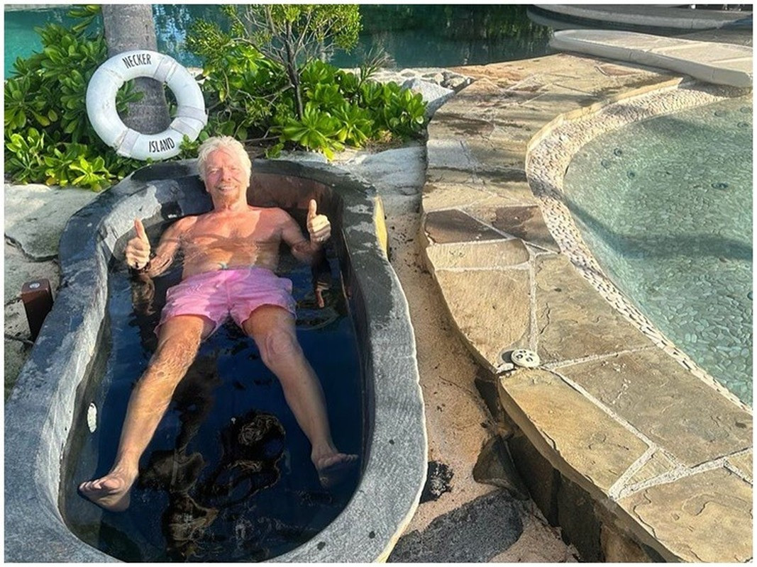 Qua năm tháng, Richard Branson vẫn luôn giữ được độ “chơi ngông" đã trở thành thương hiệu của mình. Thậm chí, khi đã bước sang tuổi 60, ngọn lửa ở bên trong con người của ông trùm xứ sở sương mù này vẫn không có dấu hiệu giảm nhiệt. Ảnh: CNBC