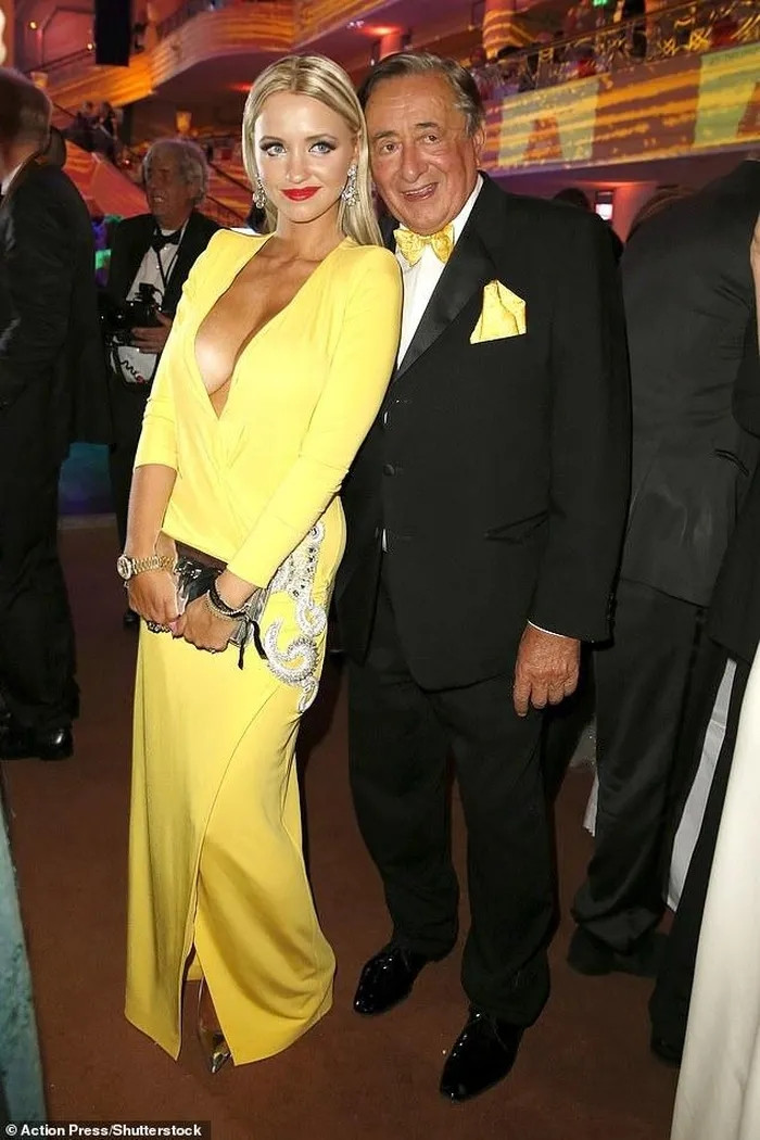 Tỷ phú người Áo kết hôn với người vợ thứ 5 là người mẫu Playboy Bunny Cathy Schmitz năm 2014. Cô dâu kém chú rể 57 tuổi và họ ly hôn chỉ sau 809 ngày vào năm 2016. Ảnh: Daily Mail