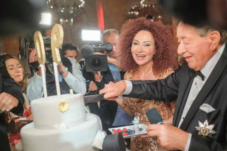 Người vợ thứ tư là bà Christina Lugner. Họ sống với nhau từ năm 1990 đến năm 2007. Ảnh: Kurier