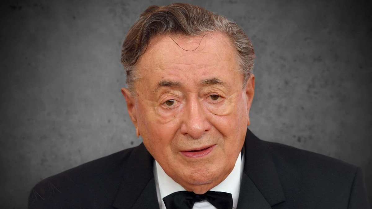 Năm 2016, tỷ phú Richard Lugner thông báo mình bị ung thư tuyến tiền liệt và khỏi bệnh sau nhiều tháng xạ trị. Ảnh: STERN.de