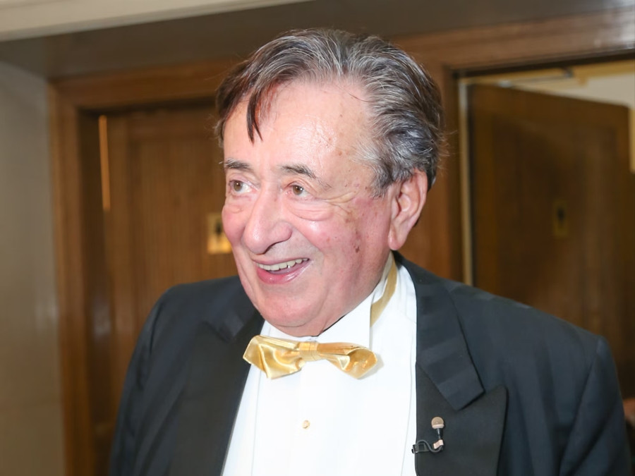 Tỷ phú Richard Lugner có biệt danh là Mr Concrete do xuất thân từ ngành xây dựng. Ông để lại dấu ấn với ít nhất 2 công trình đình đám. Đầu tiên là Trung tâm Hồi giáo Vienna – nhà thờ Hồi giáo đầu tiên và lớn nhất của Áo, được xây vào năm 1975. Ảnh: The Independent