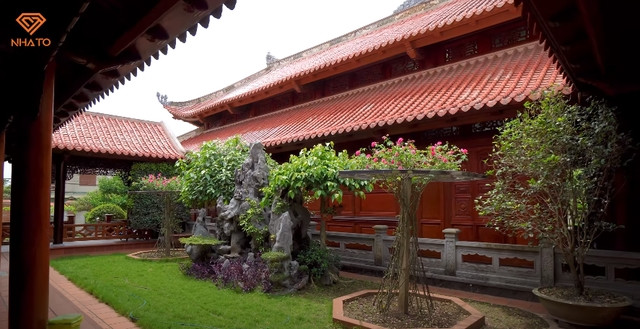 Giữa 2 khu vực này là một phần tiểu cảnh để tạo độ thoáng cho không gian. Ảnh chụp màn hình NhaTo