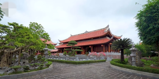 Công trình được xây dựng bằng 2.000m3 gỗ trên diện tích 4.000m2, được mọi người ví như biệt phủ Tử Cấm Thành “độc nhất vô nhị” ở Việt Nam. Ảnh chụp màn hình NhaTo