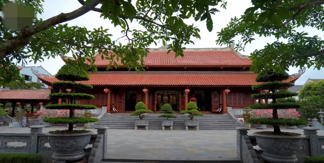 Ông cất công đi tìm chọn thuê 50 thợ chạm khắc gỗ chuyên nghiệp đến từ làng nghề nổi tiếng ở tỉnh Bắc Ninh và cho sang Trung Quốc để học theo kiểu kiến trúc Tử Cấm Thành. Ảnh chụp màn hình NhaTo